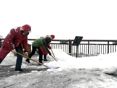 雨雪冷，人情暖，丽江玉龙雪山景区“小爱”情暖游客心！