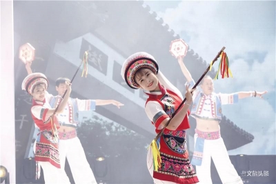 高清美图 | “云旅大观秀云南”民族时装展演在大观楼精彩上演