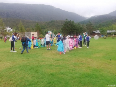 房车排队进营地，小长假尾声丽江东巴谷的“热闹”刚刚开始