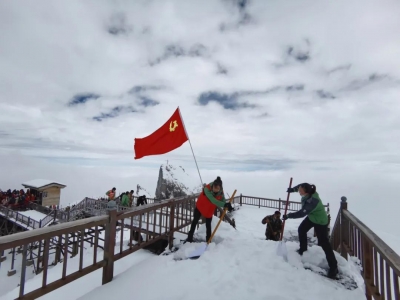 雨雪冷，人情暖，丽江玉龙雪山景区“小爱”情暖游客心！