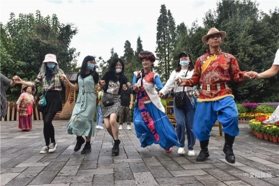 欢歌迎国庆 云南民族村“阔时节”盛典迎八方游客