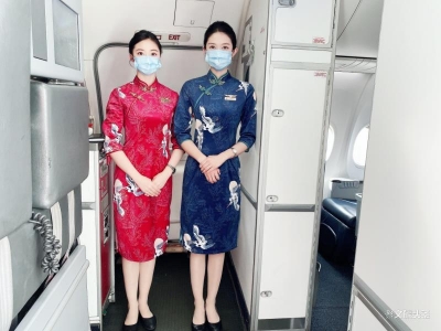 旗袍加身 满满国潮范，瑞丽航空乘务示范组首次亮相