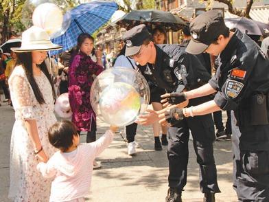 云南大理古城派出所民警，每年為1000多萬游客提供安全環(huán)境—— “游客的事，都是大事”