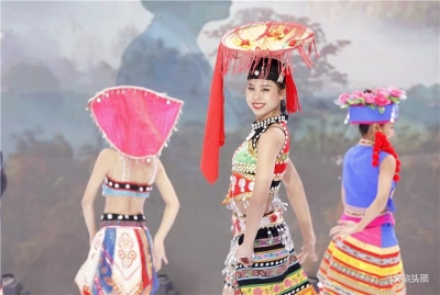 高清美图 | “云旅大观秀云南”民族时装展演在大观楼精彩上演