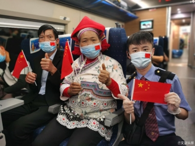 云南：“超长黄金周”220万游客坐火车游云南