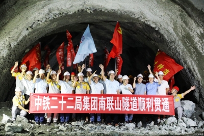 中老铁路单线长隧今日贯通 国内玉磨段完成投资近九成