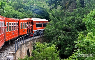 假期余额不足？不如坐上石屏小火车，吃蟹赏花去！