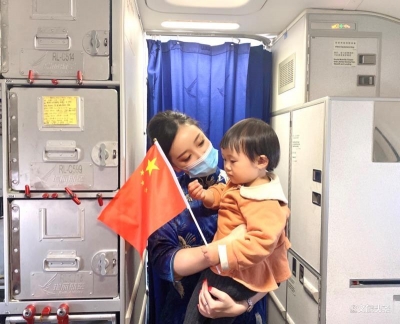 旗袍加身 满满国潮范，瑞丽航空乘务示范组首次亮相