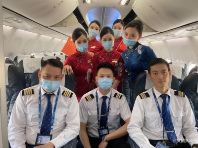 旗袍加身 满满国潮范，瑞丽航空乘务示范组首次亮相