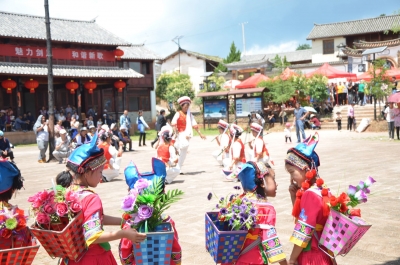 【乡村旅游扶贫看大理】石龙村：旅游促振兴 民俗文化绽开“幸福花”
