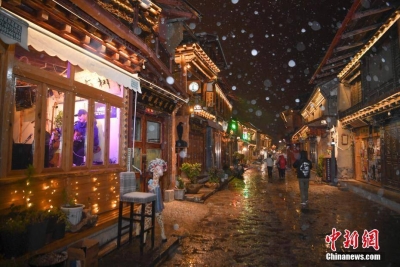 云南香格里拉雪夜古城美如画