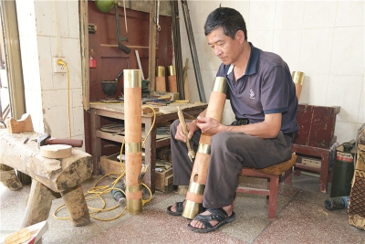 云南十八怪之竹筒当烟袋  这个烟袋不一般