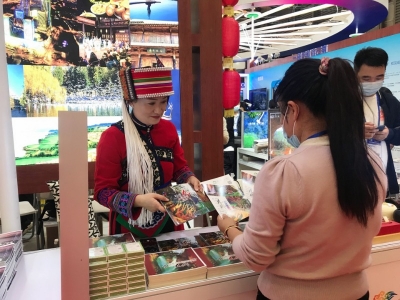 2020旅交会上，云南世博九乡旅游区积极展示旅游资源产品线路
