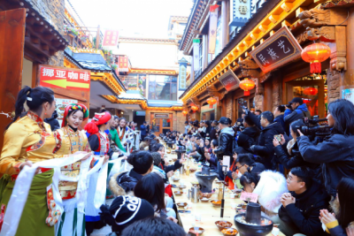 独克宗花巷千人长桌宴即将绽放，邀你来香格里拉篝火锅庄跨年