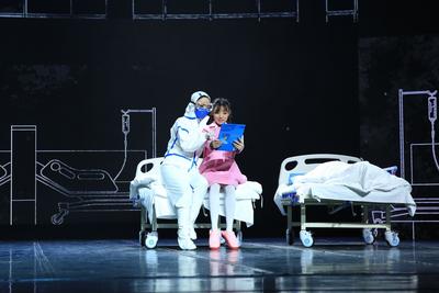  云南省花灯剧院 | 抗疫情原创音乐剧《五月的鲜花》今晚暖心首演