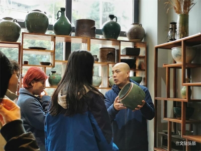 中国陶瓷艺术大师范敏祺到华宁县开展实践教学活动