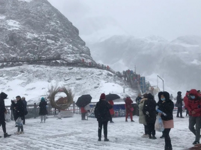 今日大雪 ，丽江玉龙雪山与雪共舞！