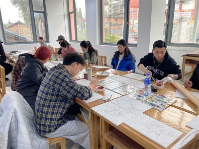 中国陶瓷艺术大师范敏祺到华宁县开展实践教学活动