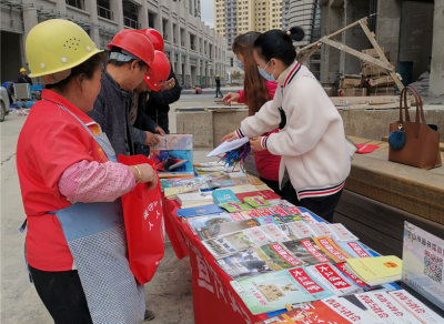 文山市图书馆开展书香进工地“传播安全文化，宣传安全知识”活动