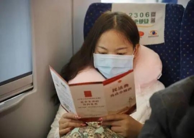 宪法宣传周 云南在行动 | 国家宪法日 “普法列车”开到旅客身边