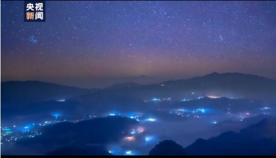  云南普洱山流星雨与云海交相辉映，城市如同海市蜃楼
