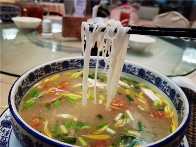 探店 | 精心熬制上好汤 这碗过桥米线里藏着真正红河味！（福利）