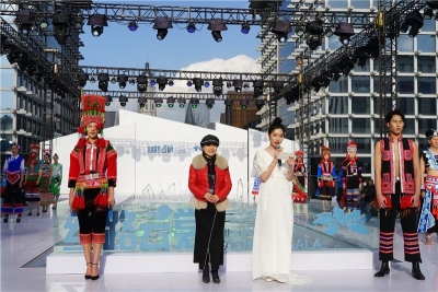 石屏：彝族刺绣服饰亮相《丝路云裳•云上昆明民族时装周》