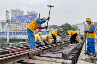 保障国际货物运输 云南检修百年中越铁路大桥