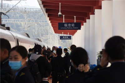 乘着开往春天的列车 临沧500名游客来昆旅游