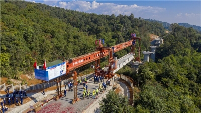 大瑞铁路保（山）瑞（丽）段开始架梁