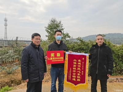 云南：公路桥隔音墙板掉落铁路护栏内 热心市民及时报告获奖励