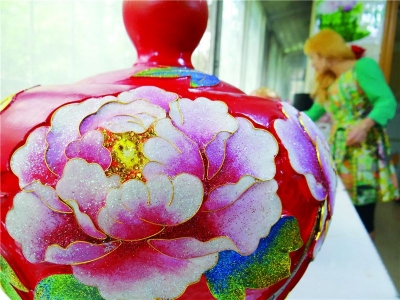 黑陶融汇掐丝彩嵌   “一瓶”满载传统技艺