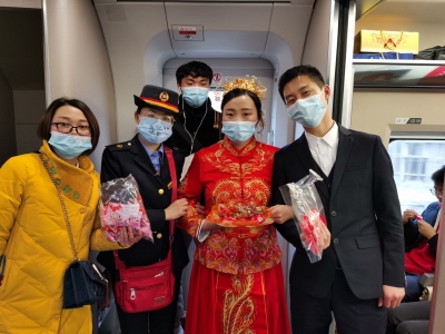 组图：高铁当婚车！小伙元旦迎娶新娘  