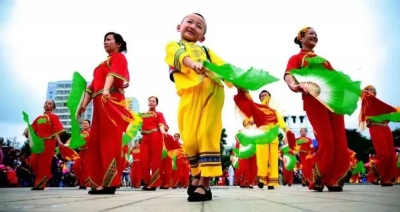 玉溪水绿山青惹人爱，更爱人的是花灯