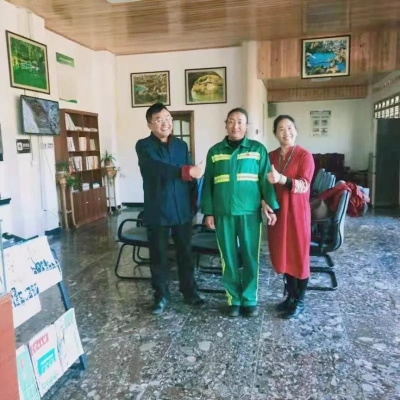 暖心！游客丽江黑龙潭拍照手机落水中，她跳入冰冷水中捞起