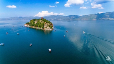 抚仙湖：晶莹剔透漾碧波