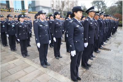 【致敬，中国人民警察节】升警旗 唱警歌 我与警旗同框！