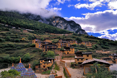 【聚焦“三部曲”】 开发一个景区带动一方群众  迪庆“旅游+扶贫”让深山群众走出贫困