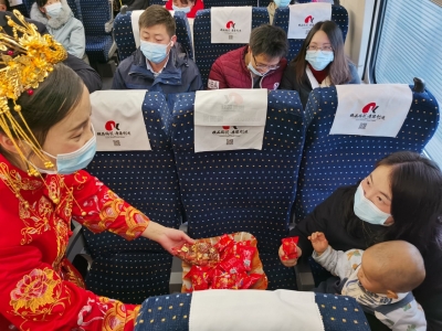 组图：高铁当婚车！小伙元旦迎娶新娘  