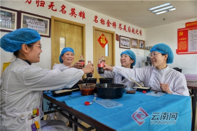 坚守岗位 这顿值班室的年夜饭很香