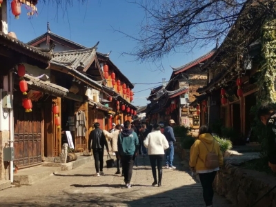 过年在丽江｜束河古镇春意盎然，游人们沉醉其中……