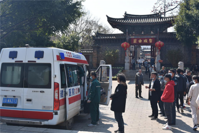 游客旅游途中突然晕倒，建水文庙景区工作人员暖心救助