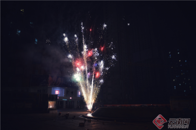 爆竹声中一岁除 春城各地烟花迎春节