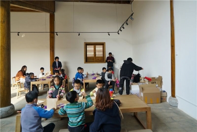 好玩的春节 华侨城乌龙村开展“小鸟投食器制作”活动