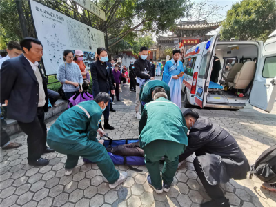 游客旅游途中突然晕倒，建水文庙景区工作人员暖心救助
