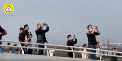 成都飞机起降最佳观赏点免费开放，市民搭帐篷看飞机