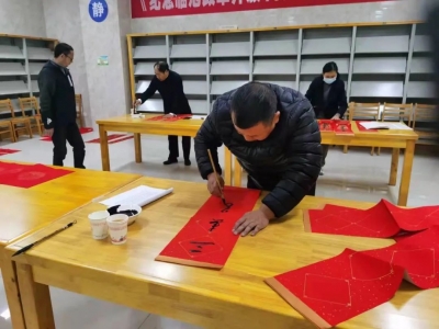 农农年味！临沧市图书馆开展“书法家义务写春联”活动