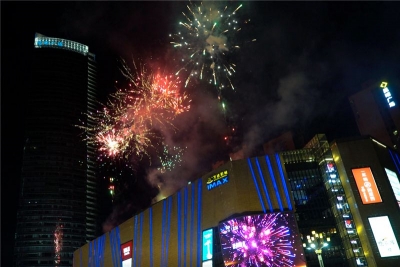昆明上演绚丽烟花秀 陪你过大年