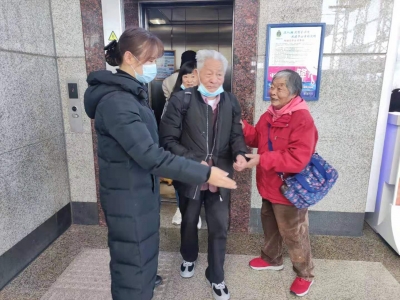 @老年人，不会运用智能技术别担心！云南铁路让老年人享受便利出行