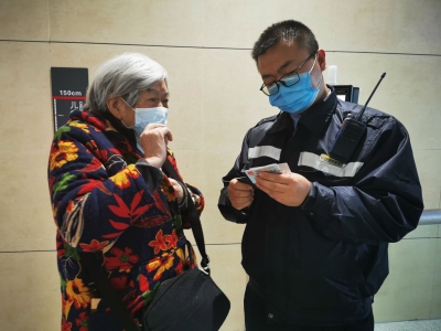 @老年人，不会运用智能技术别担心！云南铁路让老年人享受便利出行